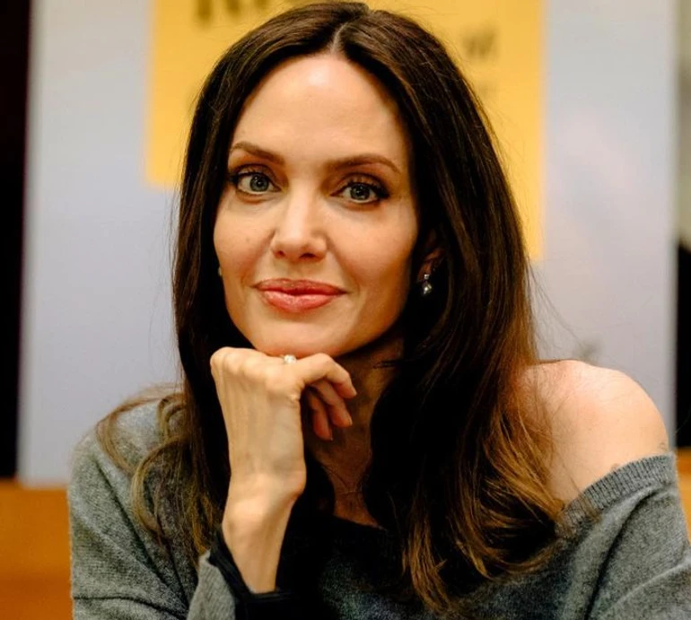 Не тримає на нього зла: у Джолі закликали Пітта до припинення безжальних нападів у бік ексдружини