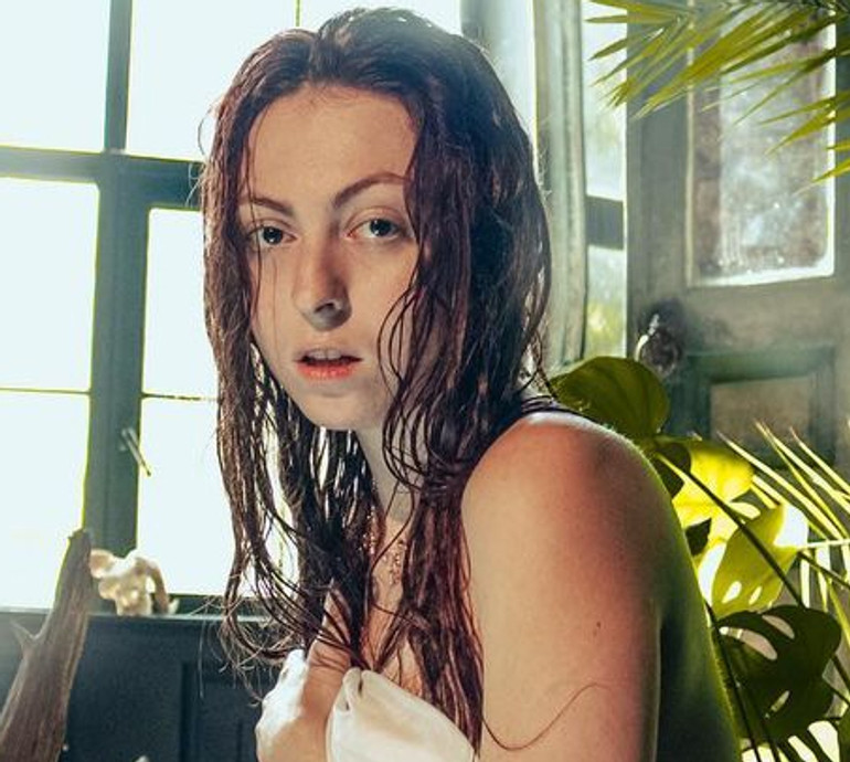 Зовнішність епохи ренесансу: 19-річна донька Полякової попозувала у воді оголеною та без мейкапу. Фото