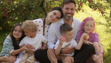 Мірошниченко замилувала кадрами обіймів чоловіка з дітьми. Фото