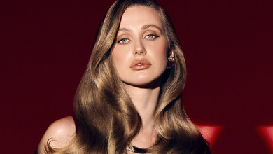 Ексдружина Тищенка у червоному міні і шубі ефектно продефілювала у 2025 рік. Відео