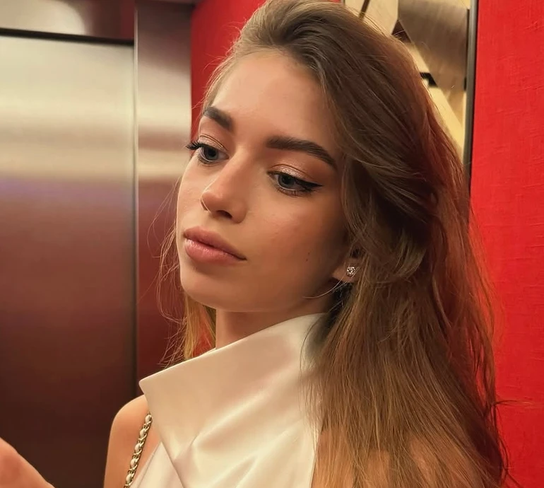 15-річна донька Брежнєвої наробила селфі у стильному кежуалі