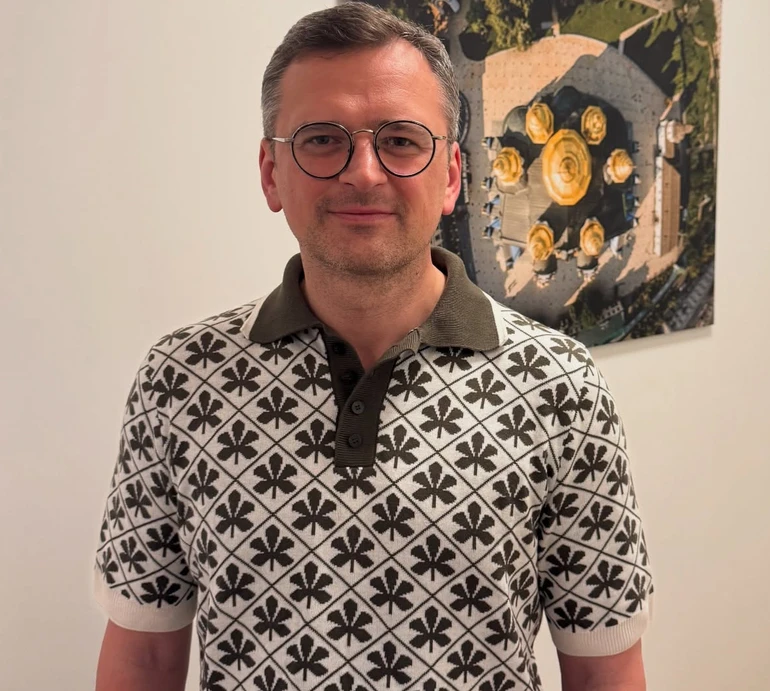 Нас б'ють, але ніколи не вб'ють: Кулеба зробив собі тату із зображенням легендарної мозаїки з Маріуполя. Фото