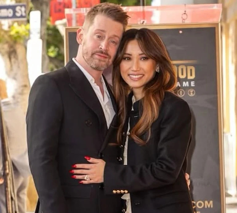 Маколей Калкін привітав маму своїх дітей з 8-ю річницею стосунків милими фото