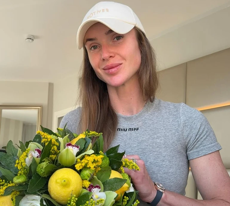 Світоліна у стилі спорт-шик наробила фото на тенісному корті