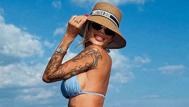 Крук у бікіні випнула пружні сідниці на французькому курорті. Фото