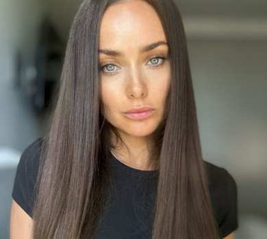 Мішина в обтислому максі з золотими прикрасами ефектно пройшлася вулицями Нью-Йорка