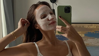 Горняк у спідньому та масці побешкетувала на ліжку і завела мову про емоційні гойдалки для чоловіків