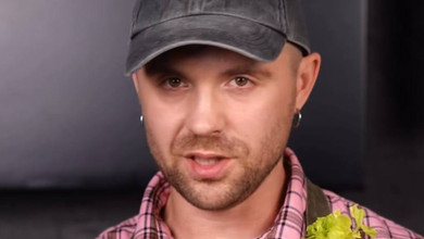 Геловінський вайб: Кацурін показав, як вдома приготувати Криваву Мері та ідеальну закуску до неї