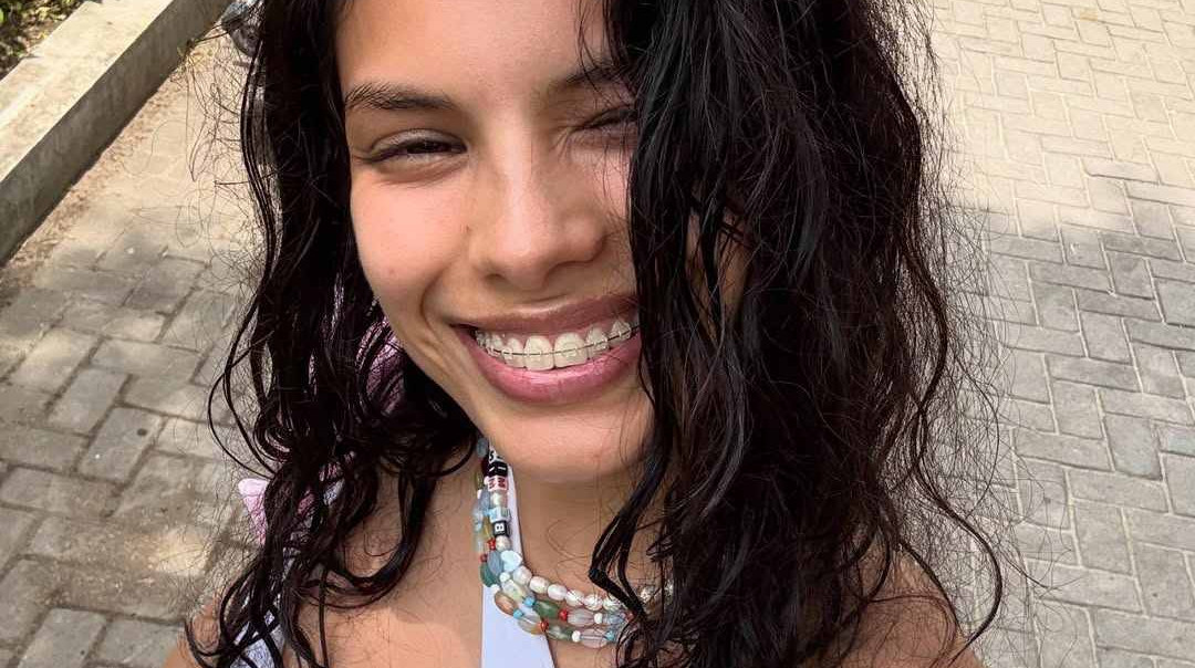 Нібито фрукт пукнув: Андраде в бікіні показала, як уперше в житті куштує дуріан. Відео