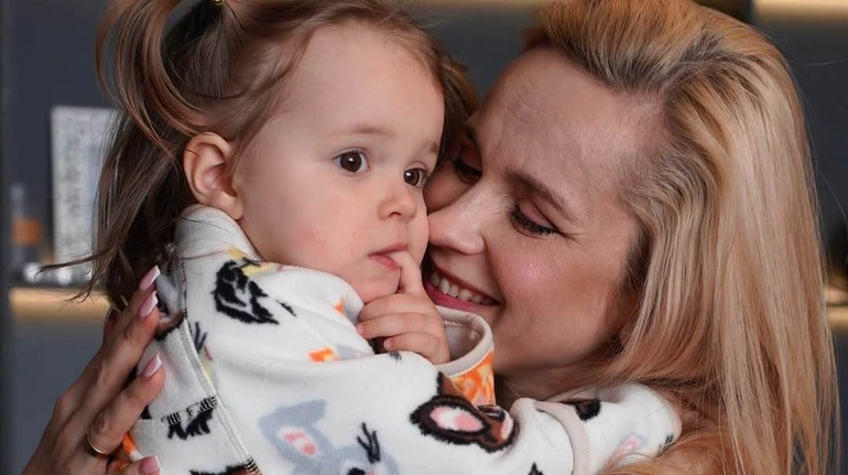 Ребрик зазнімкувалася з 2-річною донею на руках та розказала про важливі зміни у житті малої