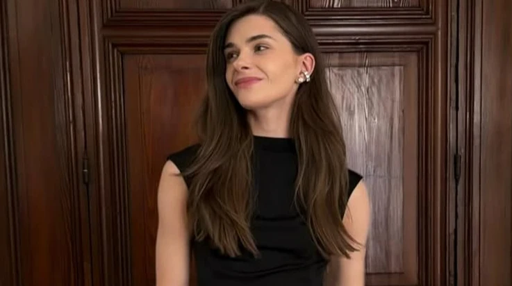 Дружина Остапчука у витонченому максі посвітила оголеною спиною на тлі венеційських дверей