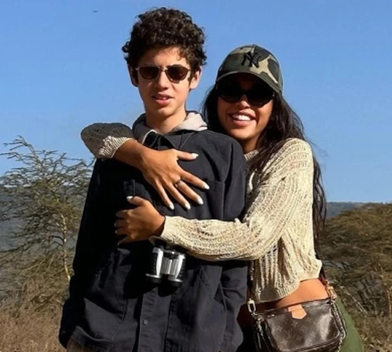 Дімопулос на згадку про сафарі зазнімкувалася з черепами та намітила країну для наступної пригоди