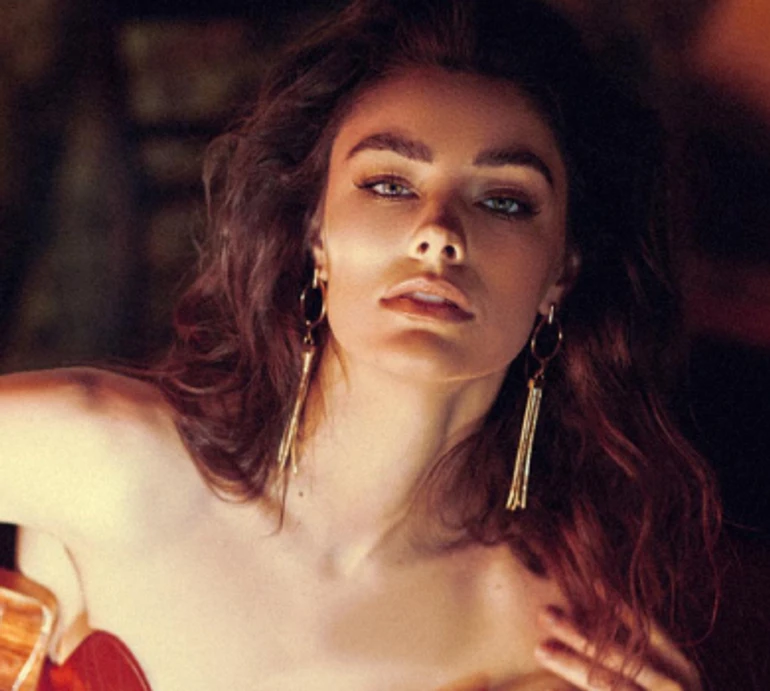 Нарешті відчула себе королевою: Міс Україна Всесвіт-2023 Усанова покрасувалася в короні перед камерою