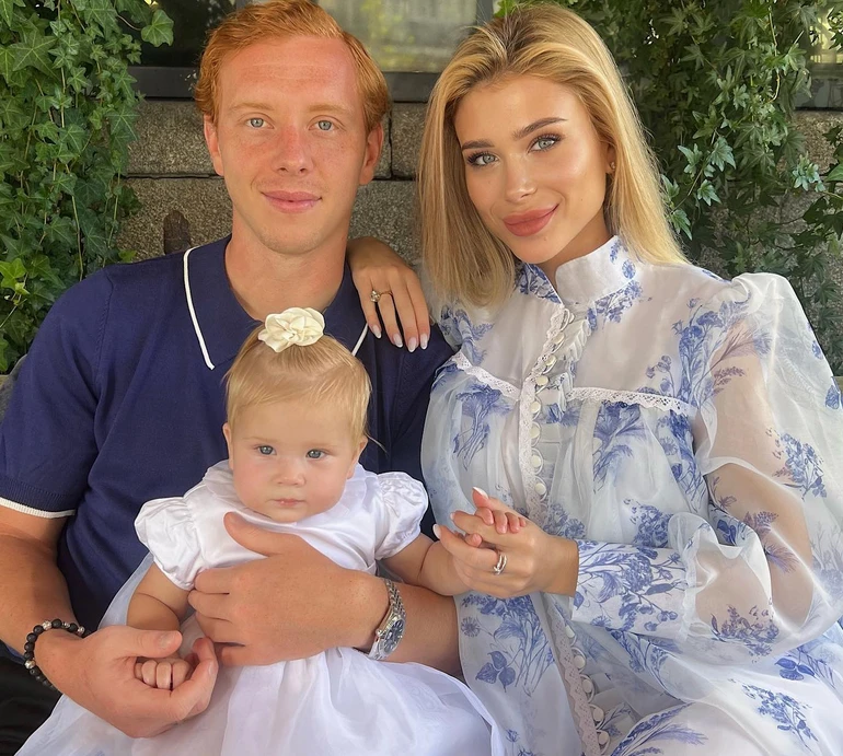 Вилиці свої: дружина футболіста Коноплі про пластику, знайомство з чоловіком та аб'юзивні стосунки з його колегою