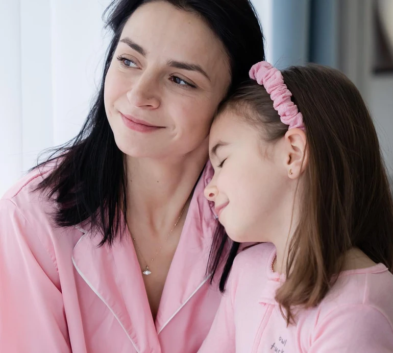 Гвоздьова з донькою в рожевих домашніх луках замилували обіймами і цілунками