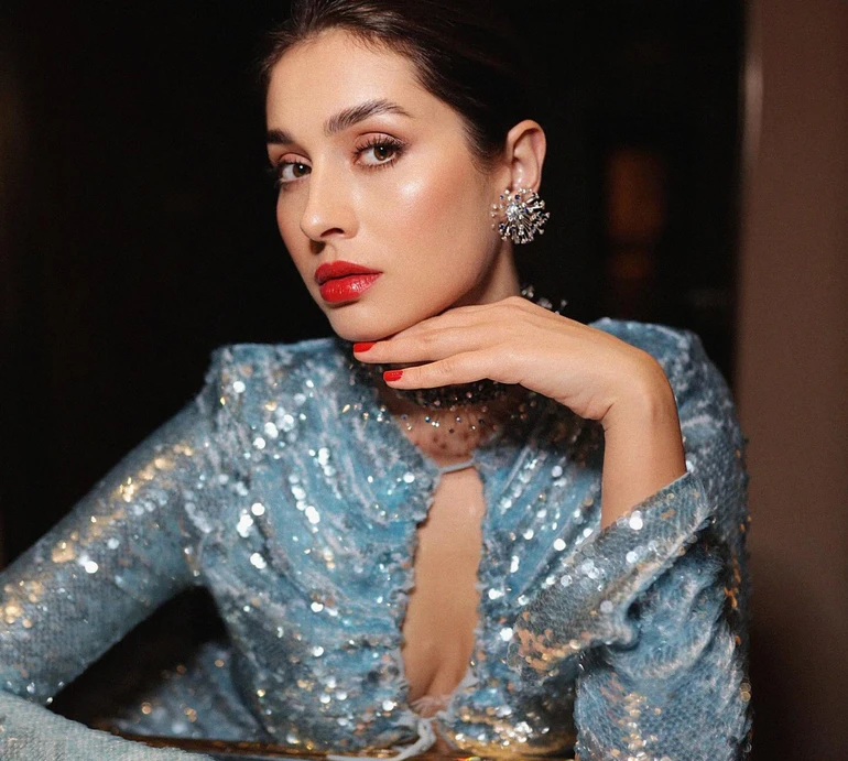 Ексдружина Ярославського в паєтках та кульбабах святково прилягла для фото