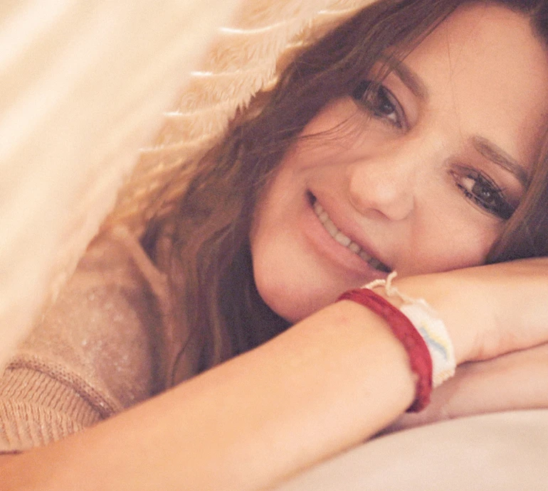 Могилевська у затишному кліпі показала сімейне щастя з двома дітьми та чоловіком