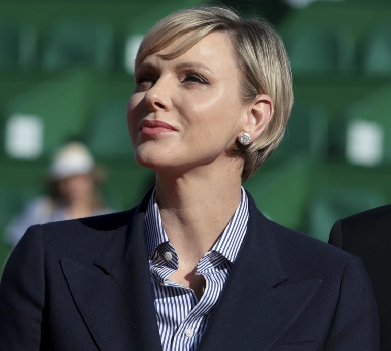 Княгиня Монако в аутфіті за понад $5 тисяч засвітилася на тенісному турнірі з чоловіком та сином