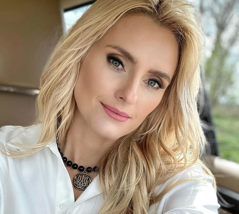 Федишин у купальнику похизувалася фігурою на португальському узбережжі. Фото