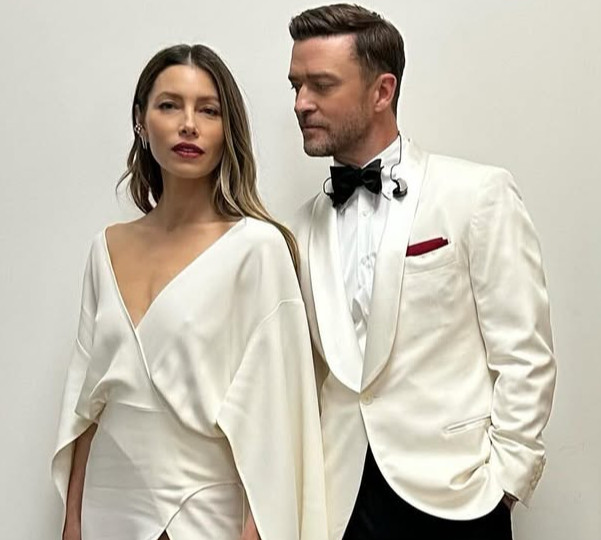 Джессіка Біл з 4-річним сином підтримала Тімберлейка на його концерті та показала їхні милі обійми. Фото