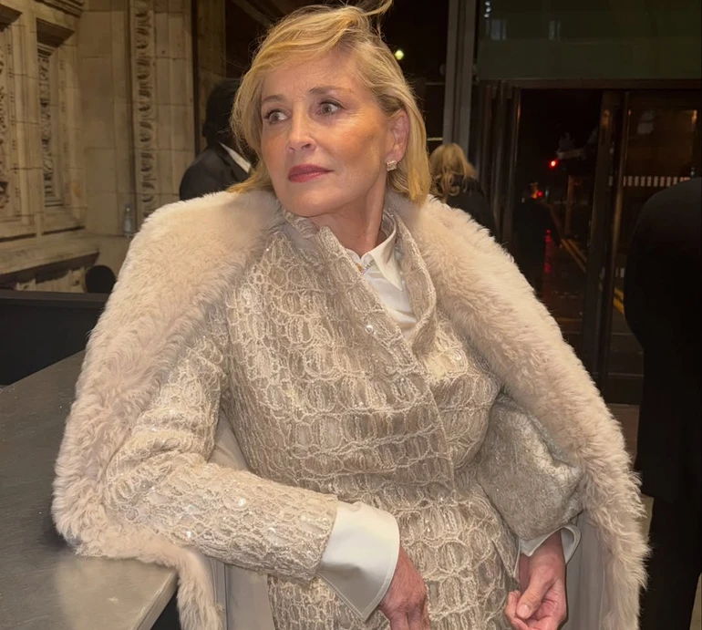 Ратаковскі в екстраміні, Стоун у костюмі з хутром і вагітна Міллер у прозорому максі: зіркові луки на British Fashion Awards 2025