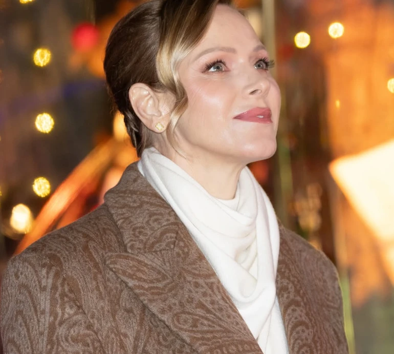 Княгиня Шарлін у дублянці з донькою у плюшевій шубі відкрили Різдвяне містечко у порту Монако. Фото