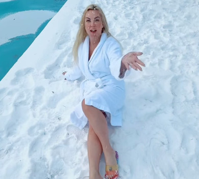 Камалія в халаті та з голими ногами посиділа на снігу під власну пісню. Відео