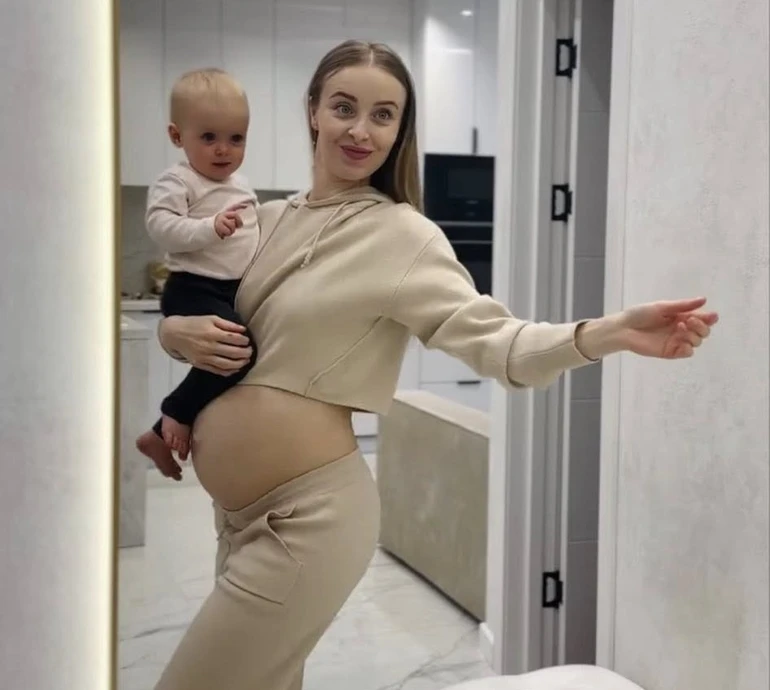 Сагайдачна оголила вагітний животик і влаштувала танці з 1-річною донею на руках. Відео