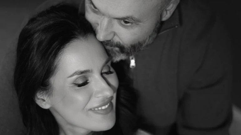 Єфросиніна у День закоханих побешкетувала в обіймах коханого чоловіка. Фото