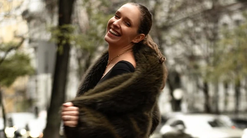 Не повинна тримати світ: Осадча у зеленій шубі та шкіряних штанах знялася на вулицях Києва та поміркувала про сильних жінок
