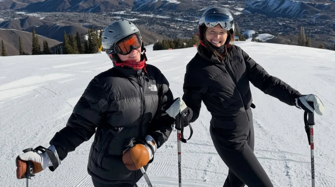 Шварценеггер із дочкою, сином, зятем і ексдружиною показався на сімейному лижному відпочинку. Фото