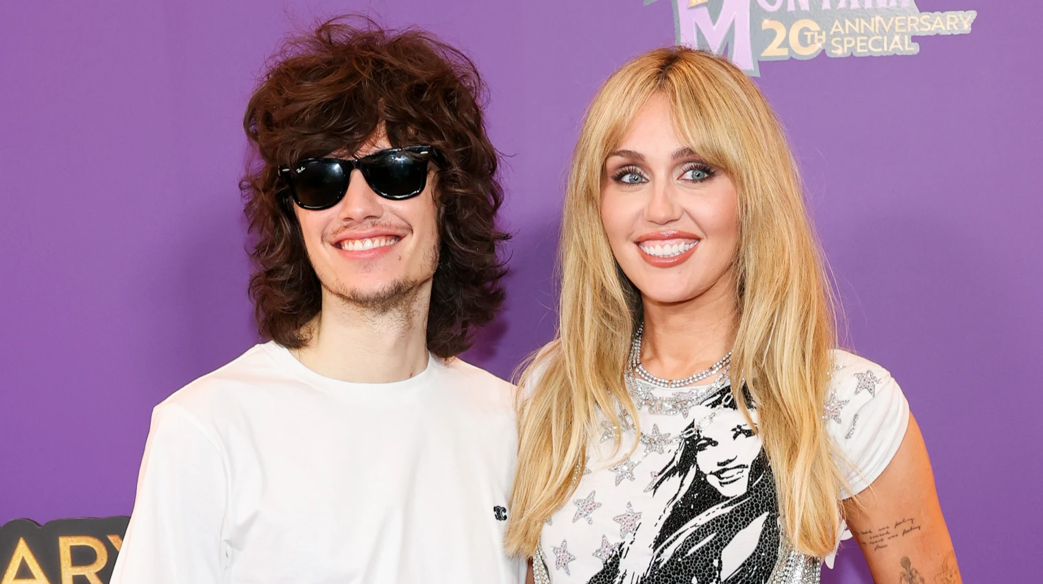 Символічний лук і ніжності: Майлі Сайрус у срібній сукні покрасувалася з молодшим на 6 років нареченим на кінопрем'єрі