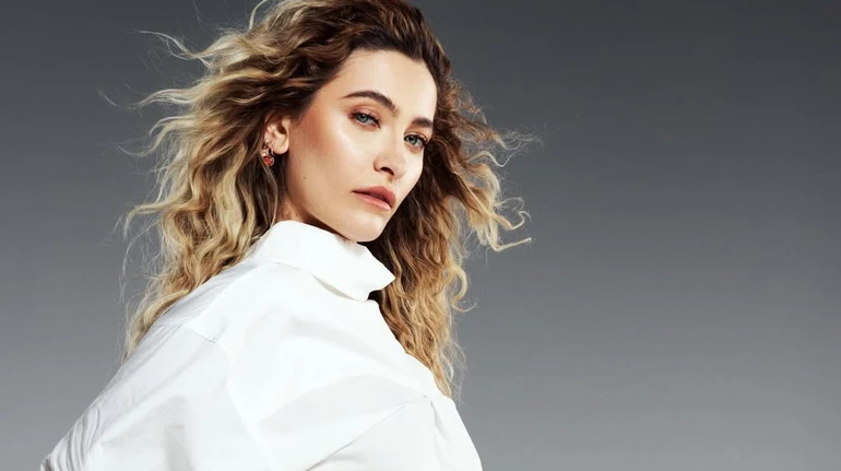 Донька Майкла Джексона оголила татуйоване стегно в спідниці з торочками для обкладинки Vogue