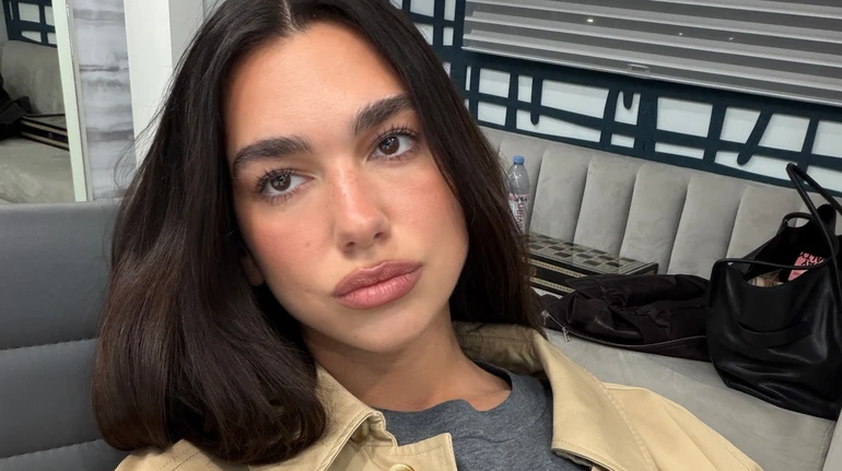 Дуа Ліпа допомогла зібрати кошти на пікап для медичного батальйону ЗСУ