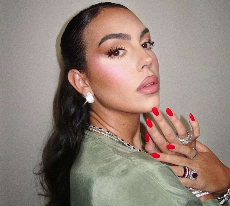 Родрігес із діадемою на голові зводила дітей Роналду до Спайдермена й качура