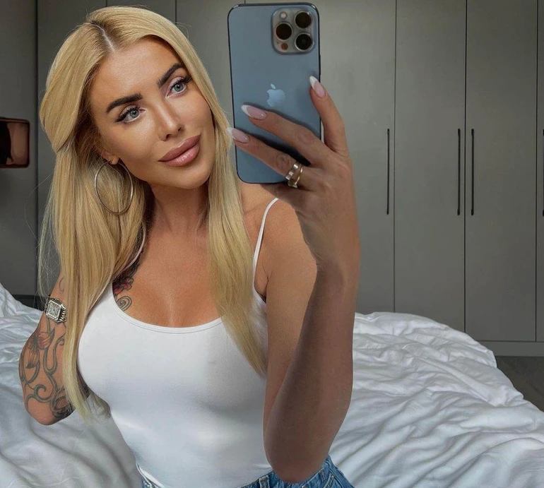 Оголена Крук у ковдрі показала свій настрій у кольорі та ч/б