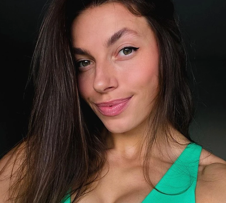 Бех на португальському пляжі похизувалася пружними сідницями у яскравому бікіні. Фото