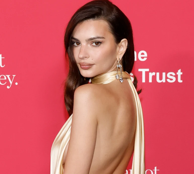 Гола спина і декольте до пупа: Ратаковскі у гіпнотичній сукні вразила світський Нью-Йорк