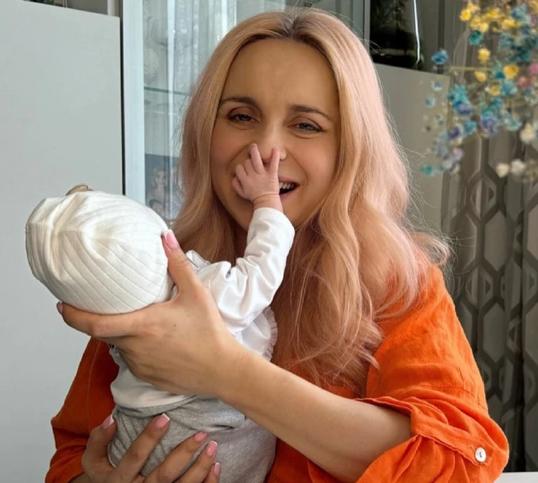 Яскраві окуляри та рожеві пасма: Ребрик насмішила мережу молодшими дочками на стилі