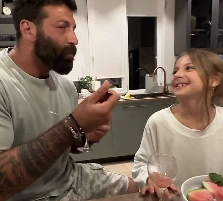 Як Салем із 9-річною донькою кавуна терли та порятунок від спеки готували. Миле відео