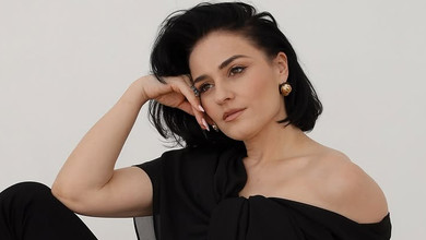 Марта Адамчук у стильному total black зі шлейфом прилягла на піаніно для чуттєвих знімків