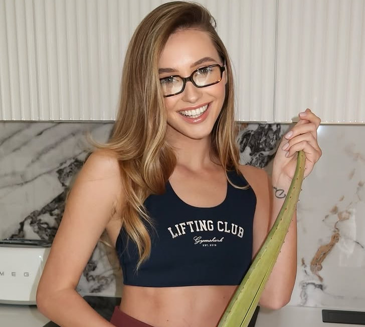 Ексдружина Тищенка у мінішортах здивувала худизною та відповіла на закиди про РХП та анорексію