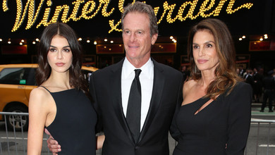 Кроуфорд разом із дочкою і чоловіком вигуляли ефектний total black на Бродвеї. Фото