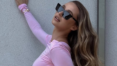 Колишня Тищенка в рожевому міні з ружею посвітила довгими ногами на фото коло стіни