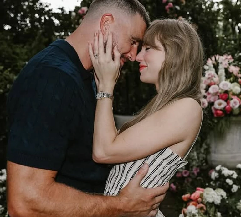 Тейлор Свіфт оголосила про заручини і показала обручку. Фото