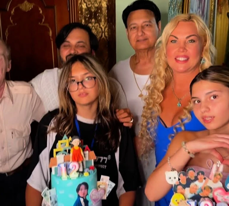 Двоповерхові торти та родинне коло: Камалія показала святкування 12-річчя доньок