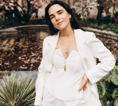 З гримом, зачіскою, стилістом: донька Мірошниченків дебютувала як актриса в кліпі відомої співачки. Фото