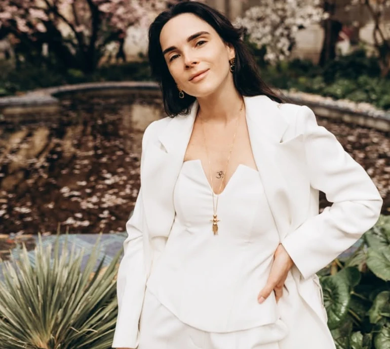 З гримом, зачіскою, стилістом: донька Мірошниченків дебютувала як актриса в кліпі відомої співачки. Фото