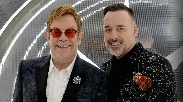 Миттєве кохання і спроба всиновити дитину з України: лавсторі Елтона Джона і його чоловіка