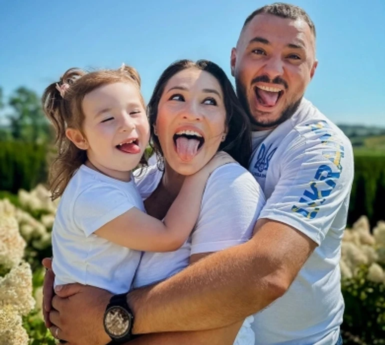 Незгоди в минулому? Чоловік Наталки Карпи поцілував її та закружляв у танці для сімейної фотосесії